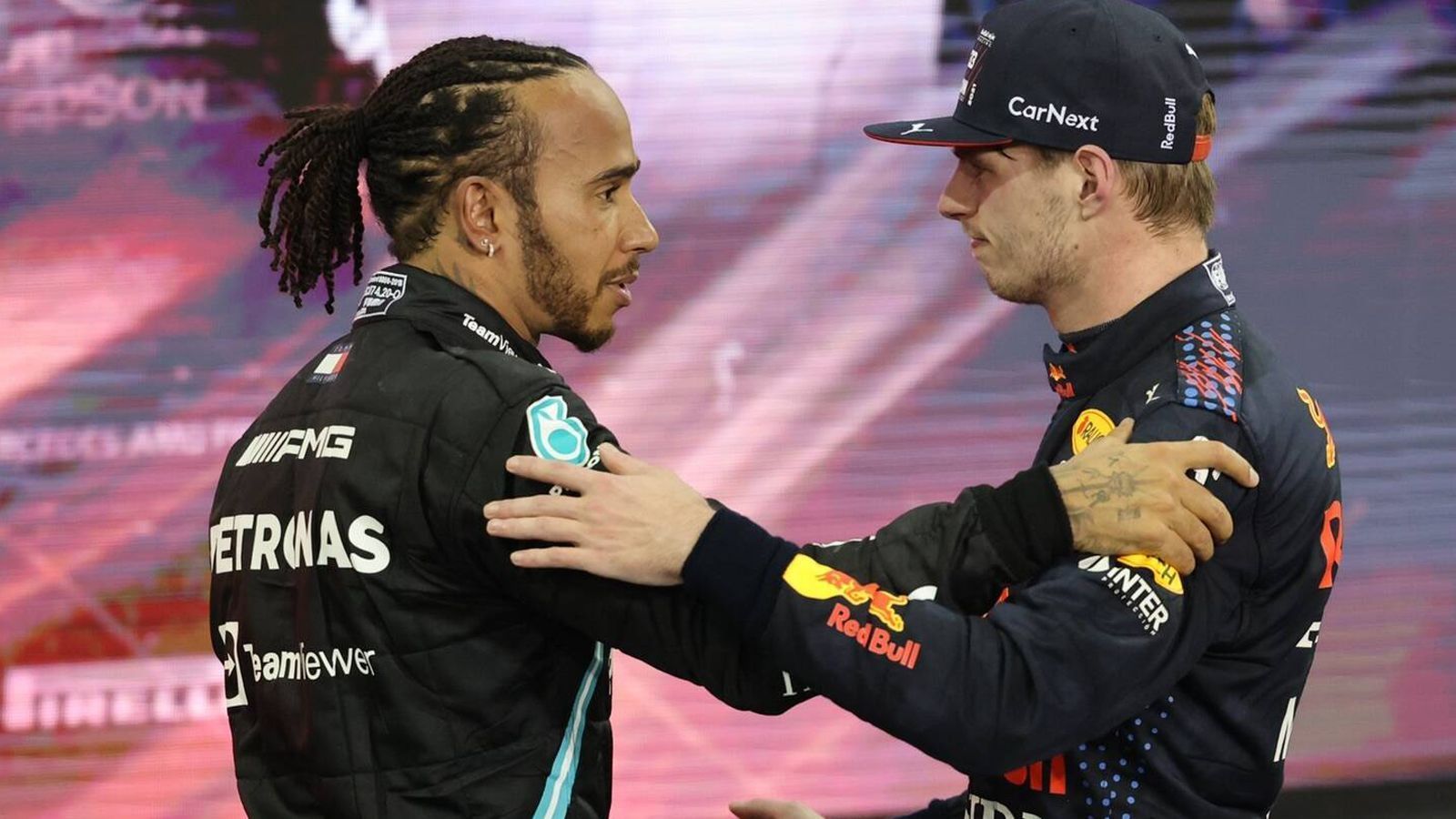 
                <strong>Schlechter Verlierer?</strong><br>
                Hamilton hat sich eigentlich als fairer Verlierer gezeigt, hat Größe bewiesen, als er Max Verstappen unmittelbar nach dem Rennen gratulierte. Es gab kein böses Wort, keine Vorwürfe. Sollte er nun zurücktreten, gäbe es möglicherweise den Beigeschmack, dass der Brite sich doch wie eine beleidigte Leberwurst aus dem Sport zurückzieht. Die Reaktion eines Champions wäre es fraglos nicht.
              