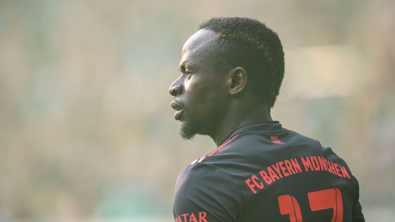 
                <strong>Sadio Mane (FC Bayern München)</strong><br>
                Als Mane im vergangenen Sommer aus Liverpool nach München kam, war er der neue Superstar der Bundesliga. Doch irgendwie scheint es mit dem Senegalesen und dem FC Bayern nicht zu passen. Nach einer Watschn für Leroy Sane mit anschließender Suspendierung scheint die Zukunft von Sane in München mehr als ungewiss, auch der 31-Jährige selbst will wohl weg. Der FC Chelsea könnte den Offensivspieler zurück nach England holen. Wechselwahrscheinlichkeit: hoch
              