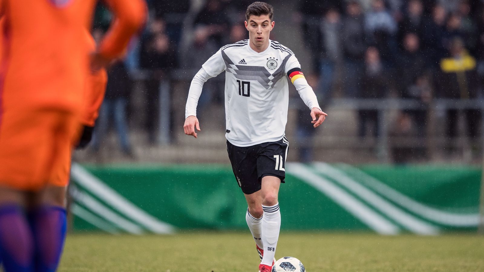 
                <strong>Kai Havertz (Bayer Leverkusen, U19-Nationalspieler)</strong><br>
                Das vielleicht aktuell größte Talent, das für den DFB-Nachwuchs spielberechtigt wäre, ist in seiner Entwicklung eigentlich viel weiter. Leverkusens Juwel Kai Havertz hat mit seinen 19 Jahren sogar schon zwei A-Länderspiele auf dem Buckel und die U20 und U21 einfach übersprungen. Bis März 2018 war Havertz Kapitän, Torjäger und Führungsspieler in der U19 (acht Einsätze, sieben Tore), dann gelang dem Bayer-Star der direkte Sprung in den Kader von Joachim Löw. Zuletzt wurde Offensivspieler Havertz mit diversen Top-Klubs in Verbindung gebracht, darunter Arsenal oder Bayern München. 
              