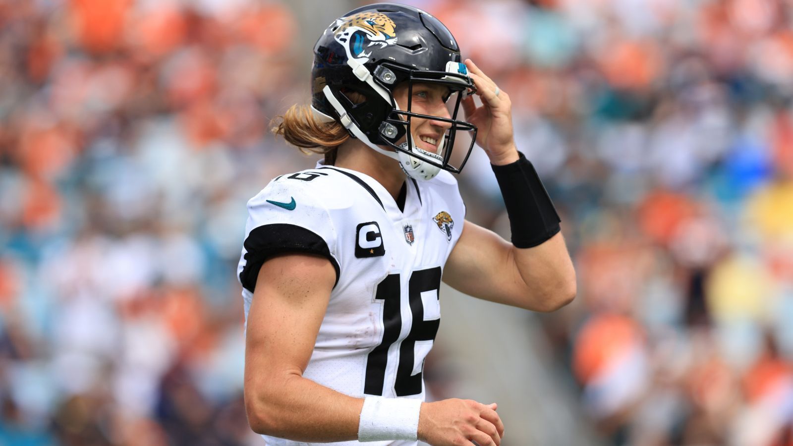 
                <strong>Verlierer: Trevor Lawrence</strong><br>
                Dass Trevor Lawrence nicht durch Handauflegen die Jacksonville Jaguars auf Links drehen kann, war klar. Dennoch haben sich die meisten vom Nummer-eins-Pick im diesjährigen Draft wohl etwas mehr erhofft. Vier Touchdowns klingen gut, fünf Interceptions allerdings weniger. Gegen die Denver Broncos (13:23) brachte Lawrence nicht einmal die Hälfte seiner Pässe an, das ist - auch für die bescheidenen Mittel der Jaguars - zu wenig.
              