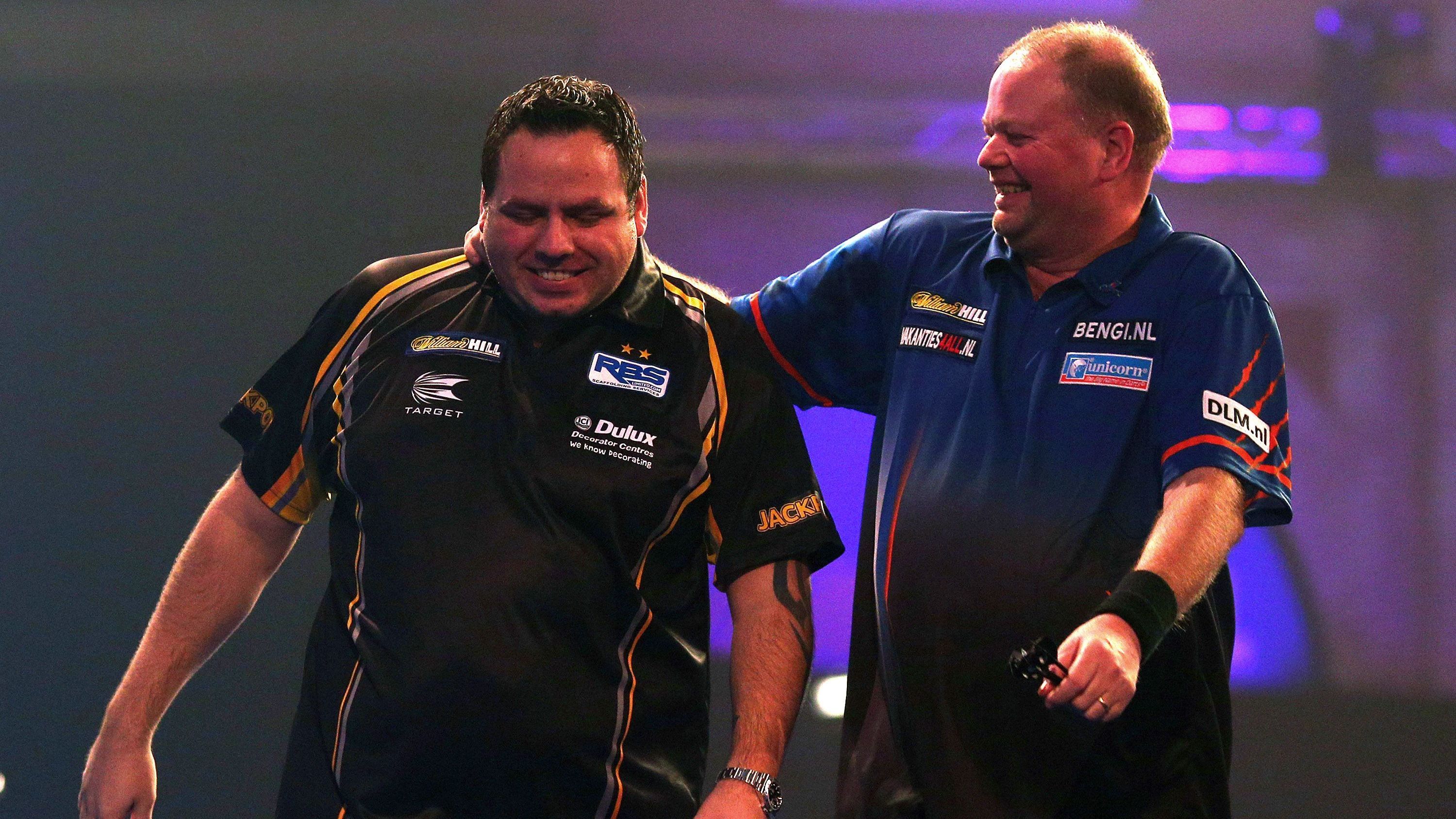 <strong>30. Dezember 2014: Adrian Lewis (Achtelfinale vs. Raymond van Barneveld)<br></strong>Lange war Barney der einzige Spieler, dem zwei Neuner auf der Bühne des Ally Pally gelangen. Im Achtelfinale der WM 2015 war er live dabei, <a href="https://www.youtube.com/watch?v=YBYy4hTWS9s">als Adrian Lewis ebenfalls Mitglied dieses Klubs wurde</a>. Immerhin aus Sicht des Niederländers: Das Match konnte er für sich entscheiden.