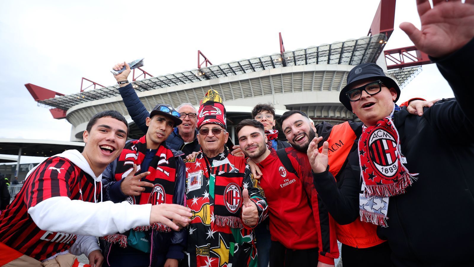 
                <strong>Stadtderby in der Champions League: AC Mailand vs. Inter Mailand</strong><br>
                Diese Fans der AC Mailand feierten schon heftig vor dem Stadion.
              