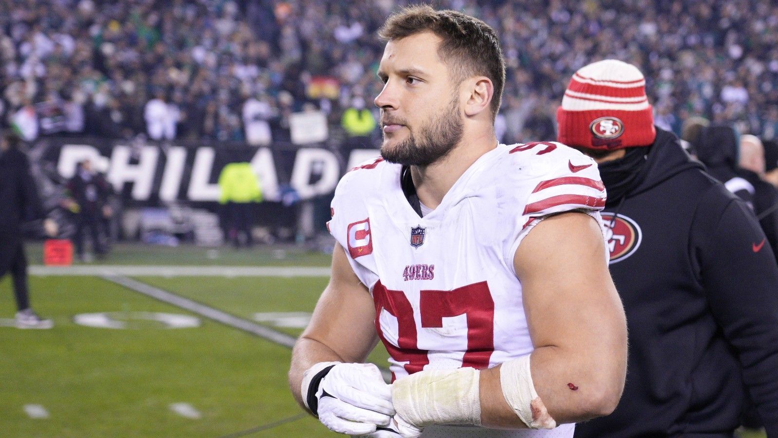 
                <strong>San Francisco 49ers – Nick Bosa verlängern</strong><br>
                Die San Francisco 49ers haben ein Superteam zusammen. Und was macht man am besten mit einem Superteam? Es zusammenhalten. Warum Nick Bosa so schnell wie möglich verlängert werden muss, muss wohl nicht erklärt werden.
              