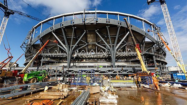 
                <strong>Das neue Stadion der Spurs</strong><br>
                Ein Name für das neue Stadion ist noch nicht gefunden. Auch wenn des Öfteren von der "New White Hart Lane" die Rede ist, plant Klubpräsident Daniel Levy, die Namensreche an einen Sponsor zu verkaufen.
              