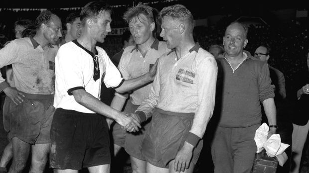 
                <strong>WM 1958</strong><br>
                WM 1958 - 1:3 gegen Schweden: Es ist die bislang einzige Halbfinal-Pleite einer deutschen Mannschaft gegen ein Gastgeber-Team. Das Halbfinale in Göteborg lief für das DFB-Team 1958 alles andere als gut. Gegen Gastgeber Schweden verloren die deutschen Stars um Uwe Seeler, Fritz Walter und Helmut Rahn mit 1:3 - trotz zwischenzeitlicher Führung durch das Tor von Hans Schäfer in der 24. Minute. Zwei späte Gegentore in der 81. und 88. Minute bedeuteten schlussendlich doch das Aus für Deutschland.
              