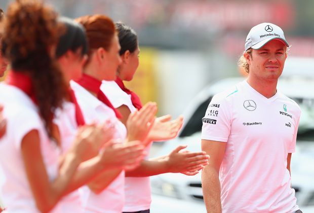 
                <strong>In Reih und Glied</strong><br>
                Applaus für Nico Rosberg: Bei der traditionellen Fahrerparade vor dem Rennen stehen die Grid Girls Spalier für die Fahrer. Der 28-jährige Mercedes-Pilot Rosberg geht von Platz sechs aus ins Rennen
              