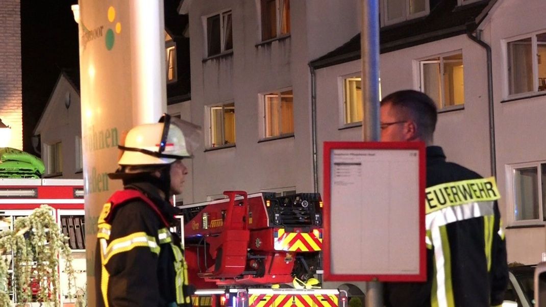 In der Nacht auf Donnerstag (6. Juni) brach ein Brand in einem Seniorenheim in Oyten aus. Feuerwehrkräfte bargen zwei Tote aus den Flammen.