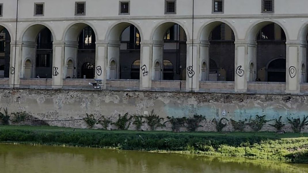 Deutsche Touristen haben vermutlich die Außensäulen des Vasari-Korridors, der die Gemäldegalerie Uffizien mit dem Palazzo Pitti verbindet, beschmiert.