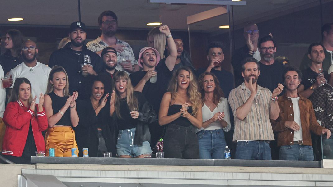 Taylor Swift brachte zum Spiel in New Jersey einige Star-Freunde mit, unter anderem Blake Lively,&nbsp; Ryan Reynolds und Hugh Jackman