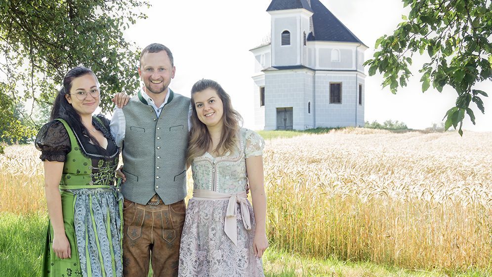 Christoph möchte mit drei Mädels seine Hofwoche verbringen. Doch wo hat sich Dame Nummer 3 auf dem Bild versteckt? Die Lösung: Sie war zum Zeitpunkt der Aufnahme noch nicht angereist.