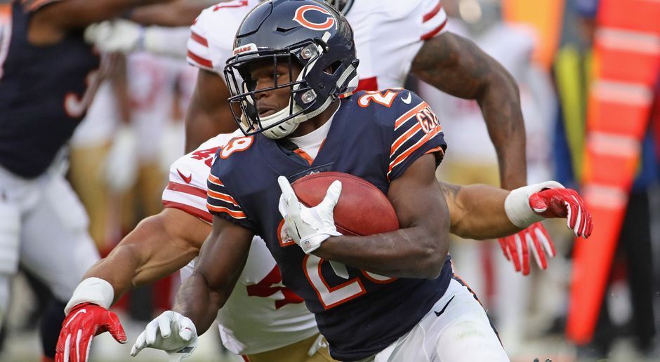 
                <strong>Punt/Kickoff-Returner: Tarik Cohen (Chicago Bears)</strong><br>
                Tarik Cohen bei seinen Returns zuzuschauen ist eine Augenweide. Spätestens nach seinem unfassbaren Return-Touchdown gegen die 49ers, bei dem er gefühlt mehr horizontal als vertikal lief, kennt jeder seine außergewöhnlichen Fähigkeiten. Pro Kickoff-Return macht er 22,7 Yards Raumgewinn, bei Punt-Returns sind es 9,6 Yards im Schnitt.
              