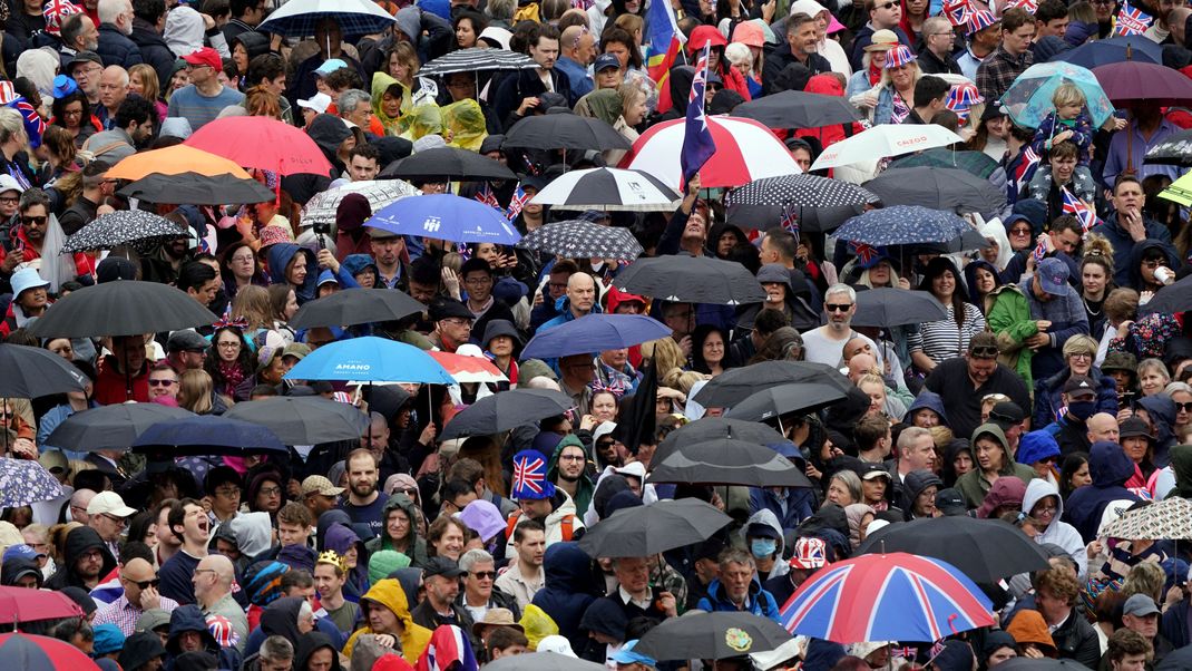 Selbst Regen kann die Stimmung kurz vor der Jahrhundert-Krönung nicht trüben.