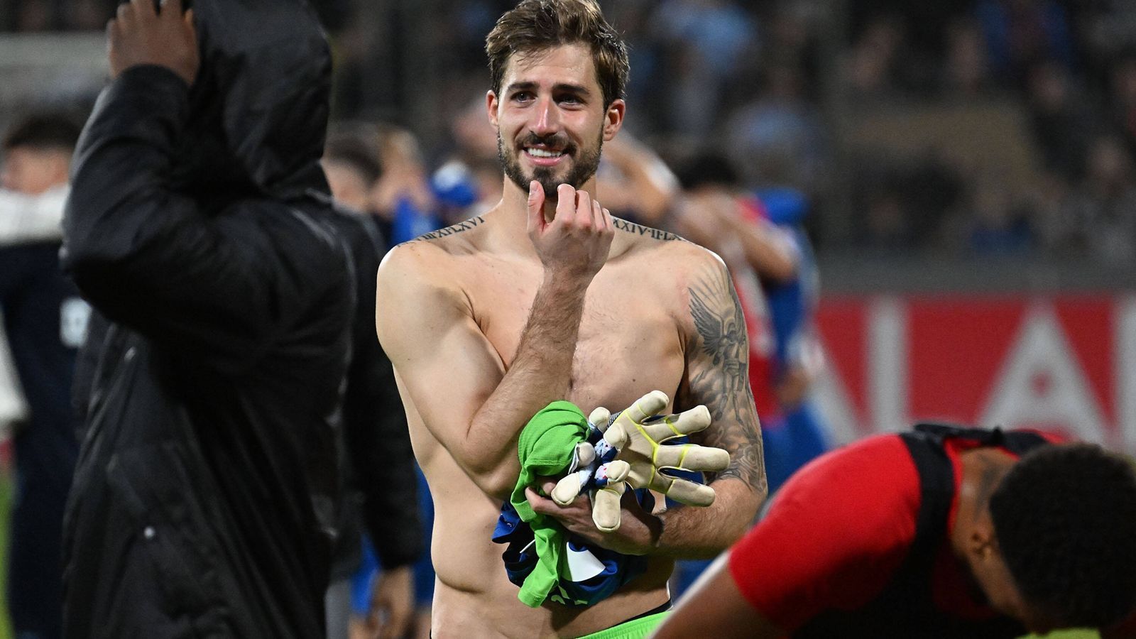 
                <strong>Kevin Trapp: Zwischen Ballon d'Or und Stuttgart-Degerloch</strong><br>
                Kevin Trapp wird am Dienstagabend vermutlich schnell ins Bett gehen. Die verrückten 24 Stunden zwischen Paris und Stuttgart-Degerloch wird er sicher nicht so schnell vergessen.
              