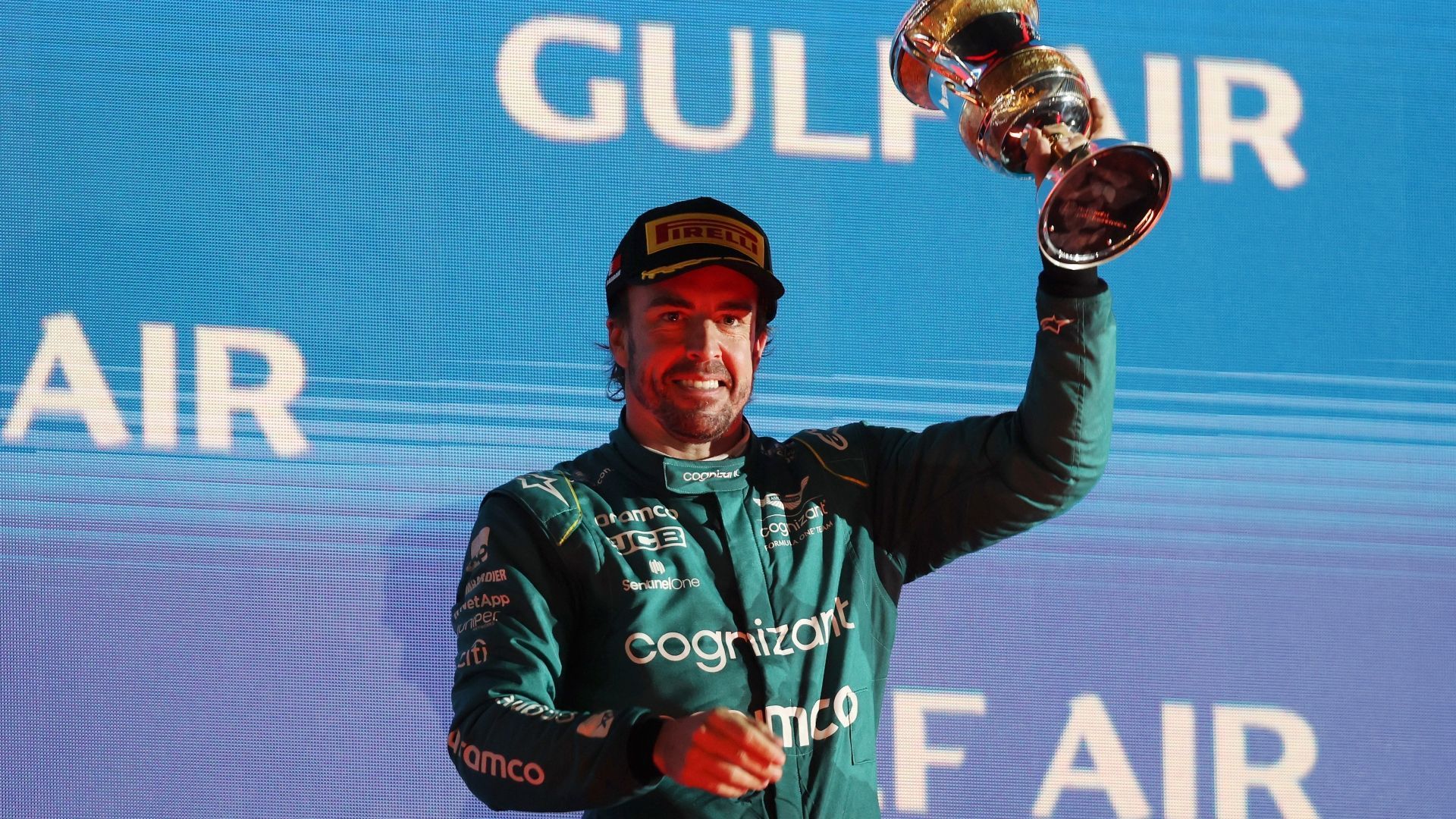 
                <strong>Gewinner: Fernando Alonso</strong><br>
                41 Jahre und in der "Form seines Lebens". Das sagt Red-Bull-Boss Helmut Marko über Alonso – und könnte damit recht haben. Der Spanier erinnert im enorm verbesserten Aston Martin stark an seine Glanzzeiten bei Benetton und Ferrari. Seine Überholmanöver gegen Hamilton und Sainz alleine sind das Eintrittsgeld wert. Gekrönt wird die Alonso-Show mit dem Podium.
              