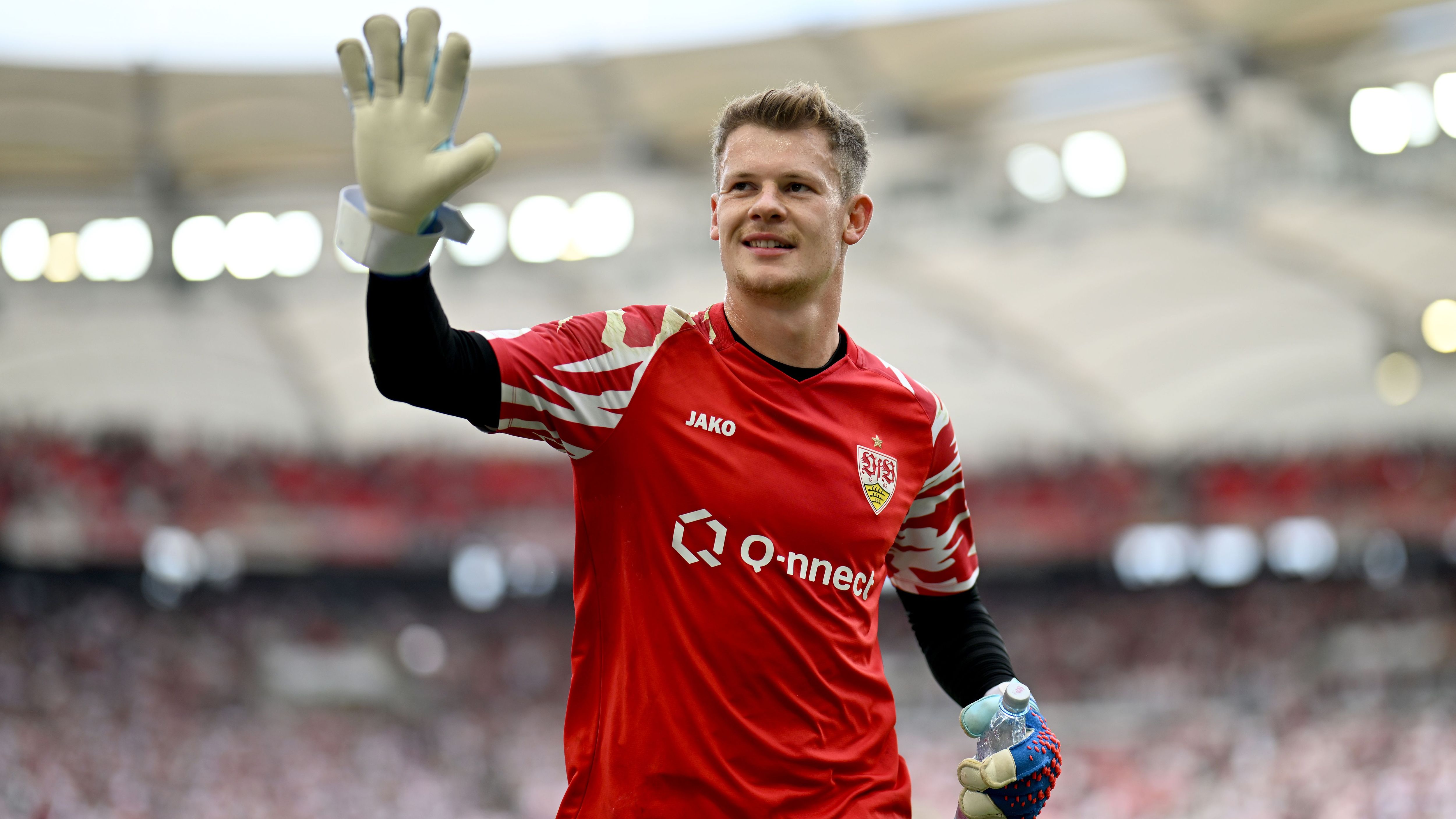 <strong>Alexander Nübel (VfB Stuttgart)</strong><br>Die Stuttgarter reiten derzeit weiter auf der Erfolgswelle und können sensationell Platz zwei in der Bundesliga hinter Bayer Leverkusen verteidigen. Mit Nübel hat Trainer Sebastian Hoeneß einen starken Rückhalt im Team. Für knapp eine Million Euro Leihgebühr konnte sich Stuttgart den Ex-Schalke ohne Kaufoption für eine Spielzeit sichern.