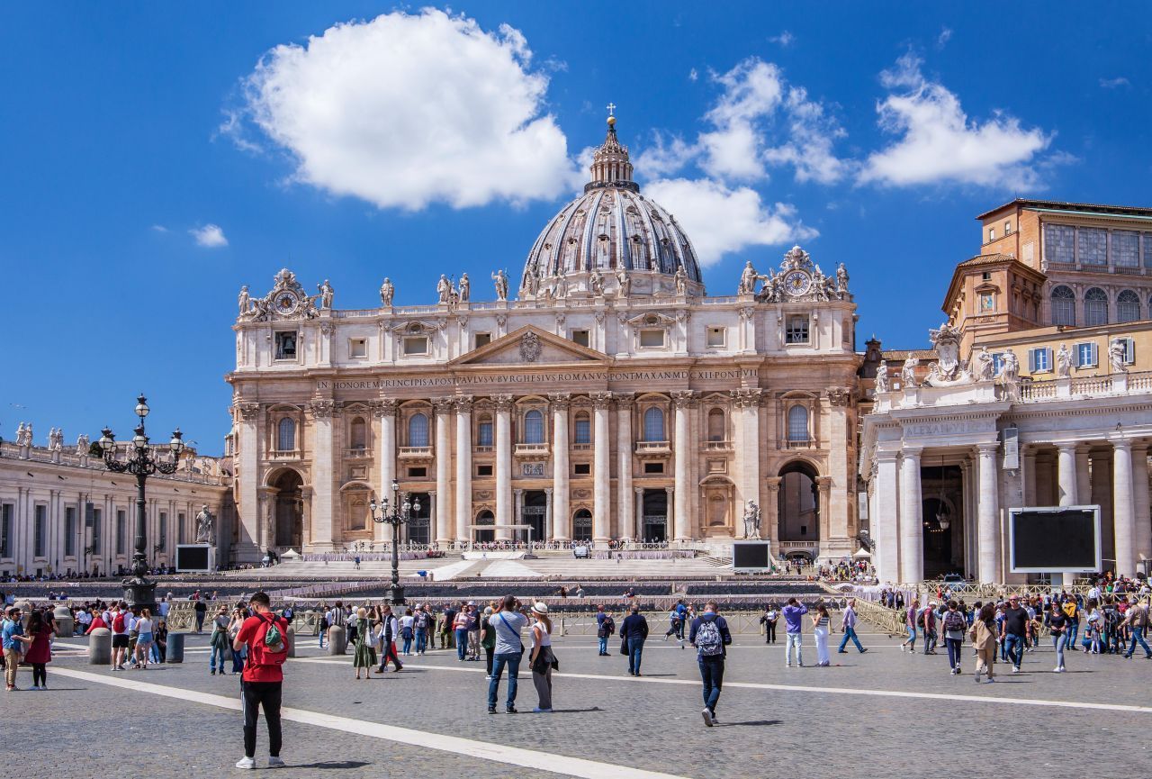 Petersdom: Die Basilika im Vatikan gilt mit ihren geschätzten 500.000 Tonnen Gewicht schon fast als Leichtgewicht. Über 133 Meter hoch besitzt sie eine Grundfläche von 20.139 Quadratmetern. Das sind nicht ganz drei Fußballfelder.