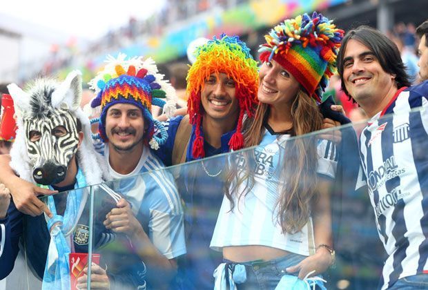 
                <strong>Verrückt, sexy, skurril: Fans in Brasilien</strong><br>
                Tierisch gut drauf - das ist wohl das Motto dieser argentinischen Fans.
              