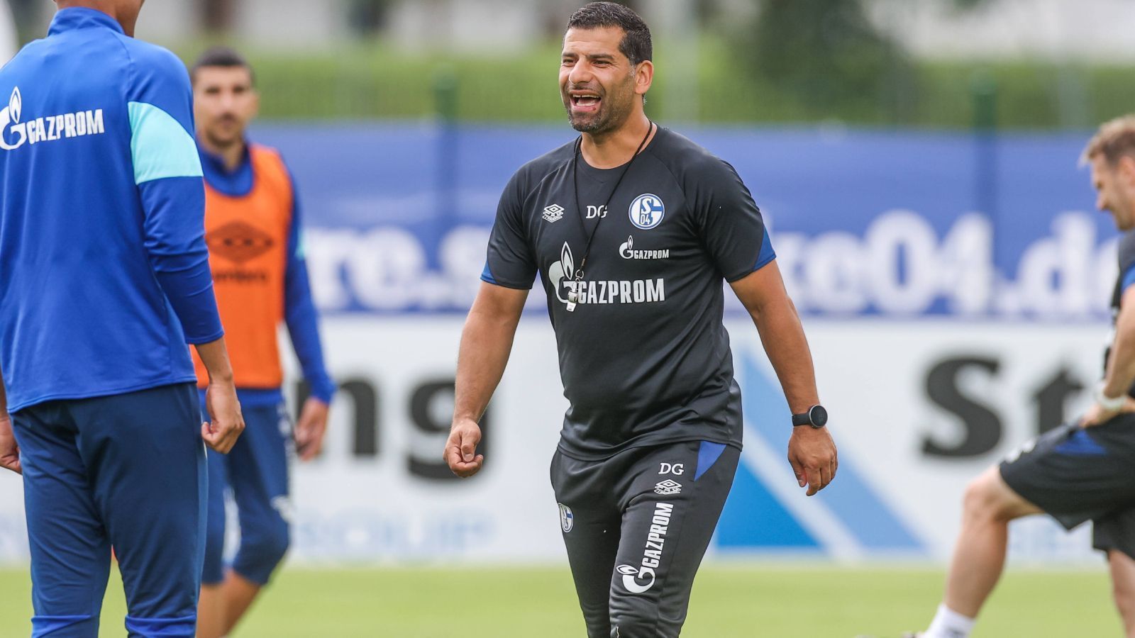 
                <strong>FC Schalke 04</strong><br>
                Jenes Schalke ist der, so viel sei vorweggenommen, klare Favorit des ran-Aufstiegschecks. Na klar, die vergangene Saison war desolat, aber man bekommt den Eindruck, dass die richtigen Schlüsse auf Schalke gezogen wurden. Mit Amine Harit, Ozan Kabak und Omar Mascarell sind noch namhafte Spieler im Kader, die verkauft werden sollen - und angesichts der prekären finanziellen Situation wohl auch müssen. Keine Frage: Dem Malocher-Klub steht das Wasser nach wie vor bis zum Hals, er scheint zum Aufstieg verdammt zu sein. Doch auch ohne die namhaften Spieler hat Schalke einen homogenen Kader aus Eigengewächsen und externen Transfers, wie dem Österreicher Reinhold Ranftl oder Allzeit-Torschützenkönig Simon Terodde. Zudem hat das Führungs-Duo Dimitrios Grammozis und Rouven Schröder leichte Euphorie am Parkstadion aufkeimen lassen. ran-Prognose: Aufstieg!
              