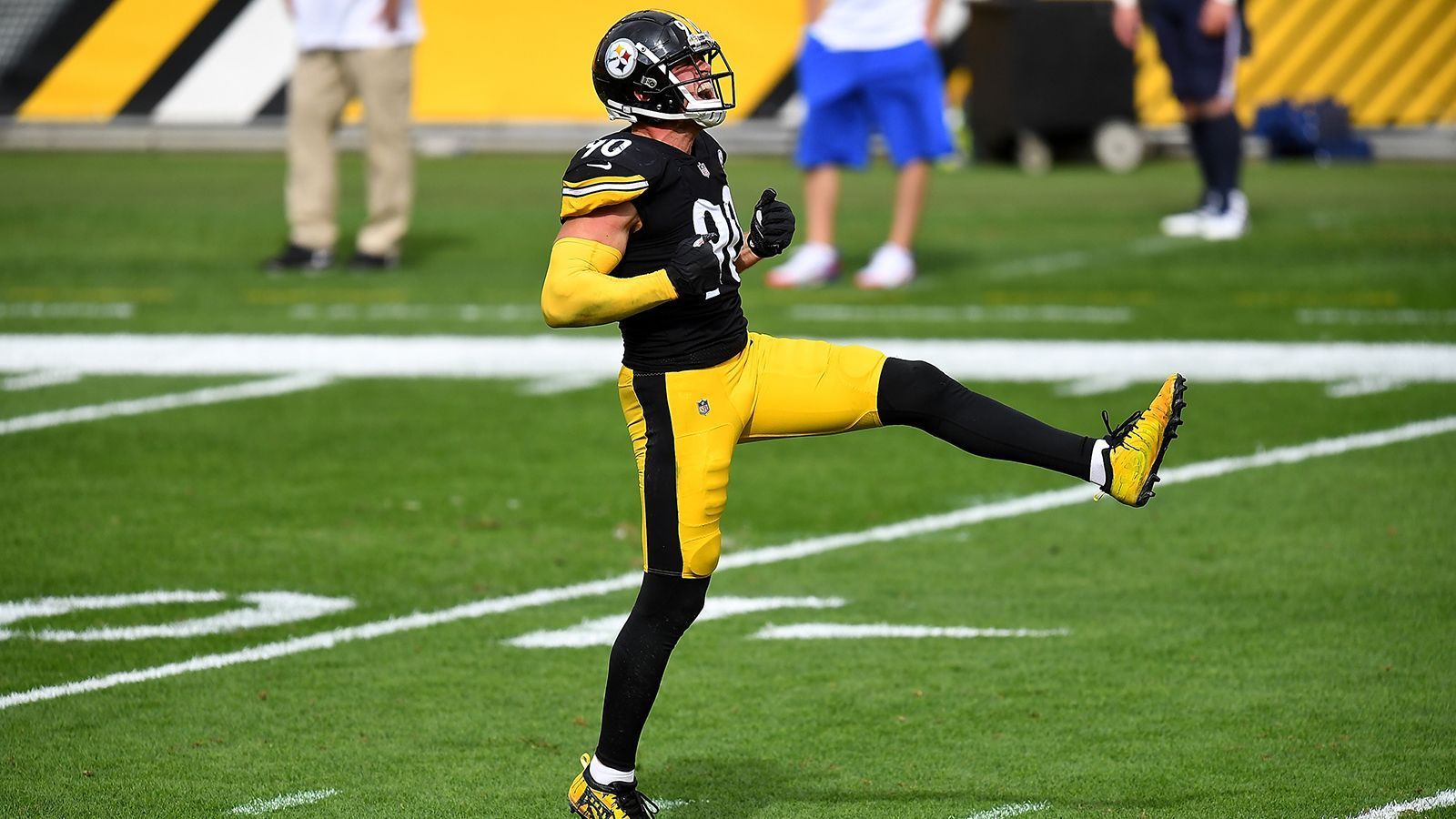 
                <strong>Defensive Player of the Year: T.J. Watt (Pittsburgh Steelers)</strong><br>
                Sein Bruder J.J. (Houston Texans) holte sich die Auszeichnung bereits dreimal (2012, 2014 und 2015), jetzt könnte auch T.J. zum Defensive Player of the Year ernannt werden. Trotz seiner Schonung in Woche 17 holte der 26-Jährige in der Regular Season 15 Quarterback-Sacks - sein Karrierebestwert. Auch die 23 Tackles zum Ballbesitz-Wechsel sind für Watt eine neue Höchstleistung. Nach Total Yards und zugelassenen Punkten stellten die Pittsburgh Steelers die drittbeste Abwehr der Liga - und müssen das auch ihrem Anführer verdanken. Die Chancen stehen gut, aber es gibt einen Mitbewerber.
              