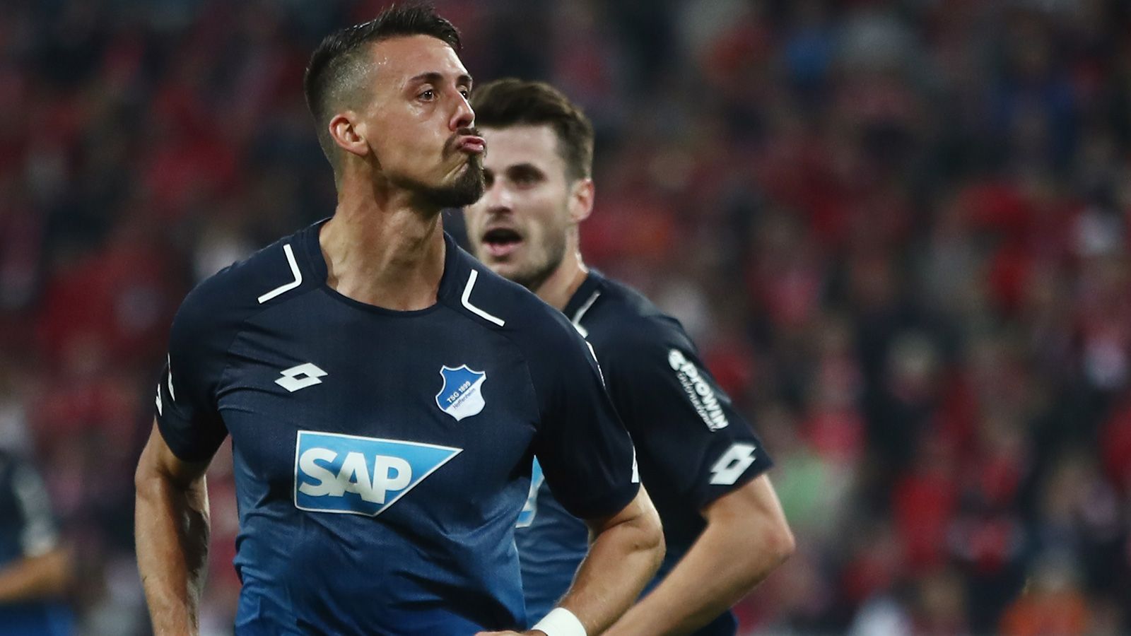 
                <strong>Die besten Sprüche von Sandro Wagner</strong><br>
                "Gemessen an all dem, was man aufgibt, finde ich, dass auch die bei Bayern zu wenig verdienen - selbst zwölf Millionen oder so" (Über Profi-Gehälter)
              