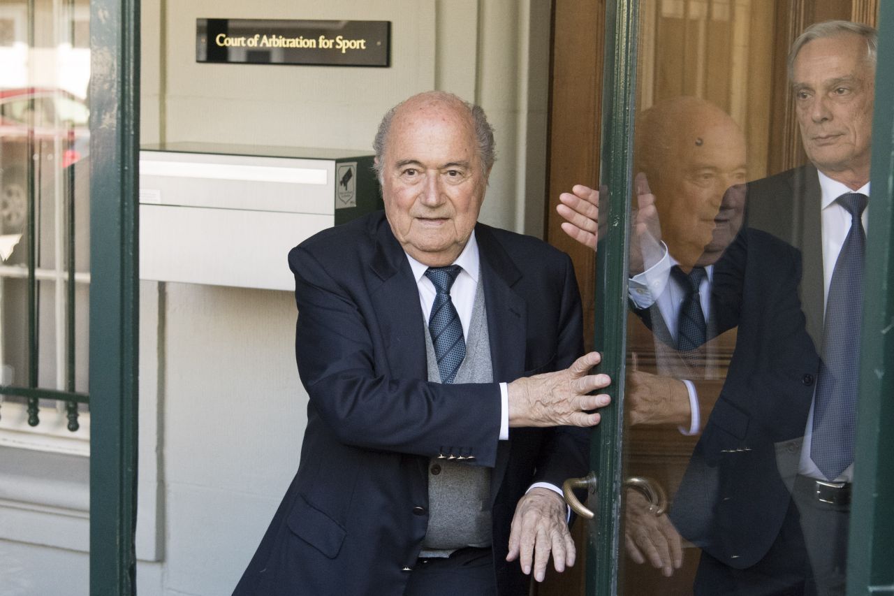 Sepp Blatter: Auch der Ex-Präsident des Weltfußballverbands FIFA versuchte 2016 seinen Ruf vor dem CAS zu retten. Nachdem er wegen Vorwürfen zur Veruntreuung von Geldern von der FIFA-Ethikkommission sechs Jahre von fußballpolitischen Ämtern ausgeschlossen worden war, klagte er. Die Ethikkommission hatte Blatter vorgeworfen, 2011 einen undurchsichtigen Millionenbetrag an den Präsidenten der UEFA, Michel Platini, gezahlt zu hab