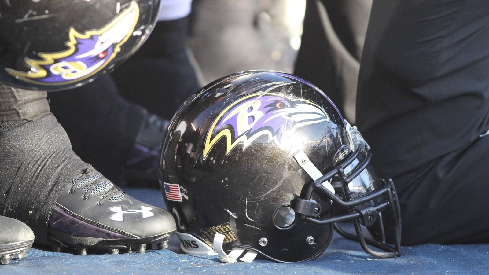 
                <strong>Baltimore Ravens</strong><br>
                Die Zeitung "Baltimore Sun" ließ per Umfrage den Teamnamen der im Jahre 1996 gegründeten Franchise bestimmen. 21.000 von 33.000 teilnehmenden Baltimore-Fans wählten den Namen Ravens zu Ehren des weltbekannten amerikanischen Dichters Edgar Allan Poe. Der Sohn der Stadt Baltimore verfasste im Jahr 1845 sein berühmtes Gedicht "The Raven" (der Rabe), das in 108 Versen den mysteriösen, mitternächtlichen Besuch eines Raben bei einem Verzweifelten, dessen Geliebte verstorben war, beschreibt.
              