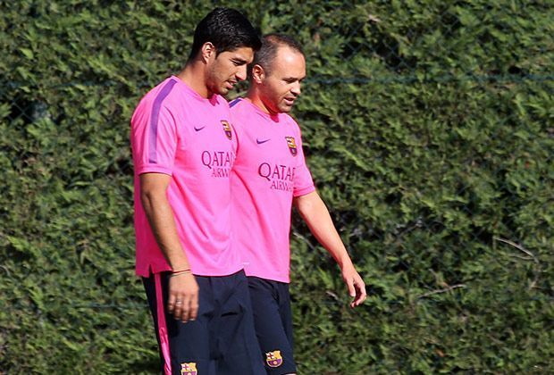 
                <strong>Erstes Suarez-Training in Barcelona</strong><br>
                ... zum Beispiel mit Andres Iniesta. Ob der introvertierte Spanier und der impulsive Suarez zusammen passen, wird die Zukunft zeigen.
              