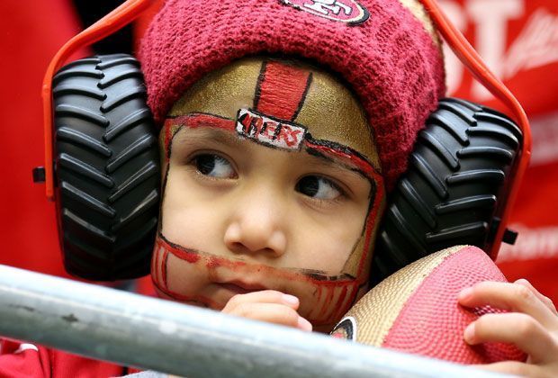 
                <strong>Crazy,loco, NFL!</strong><br>
                Playoffs, Baby! Die Eltern dieses kleinen 49ers-Fans haben mitgedacht und ihr Kind beim NFC-Finale im unglaublich lauten Stadion der Seattle Seahawks mit ausreichend Gehörschutz ausgestattet
              