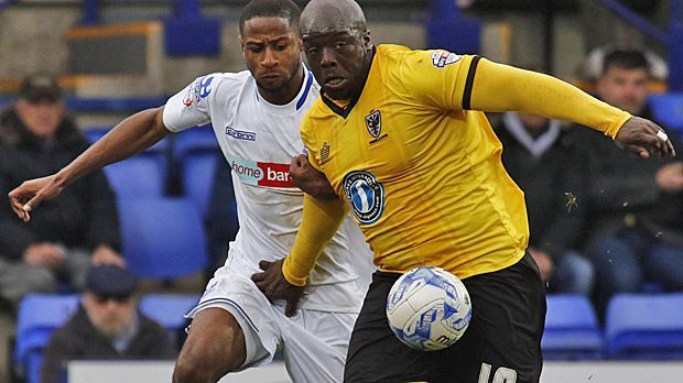 
                <strong>Adebayo Akinfenwa: Full Back</strong><br>
                Adebayo Akinfenwa - Full Back: 1,80 Meter groß, 110 Kilogramm schwer. Akinfenwa wäre der perfekte Mann, um mit seiner Masse und Kraft durch die gegnerische Defense zu brechen. Beastmode reloaded!
              