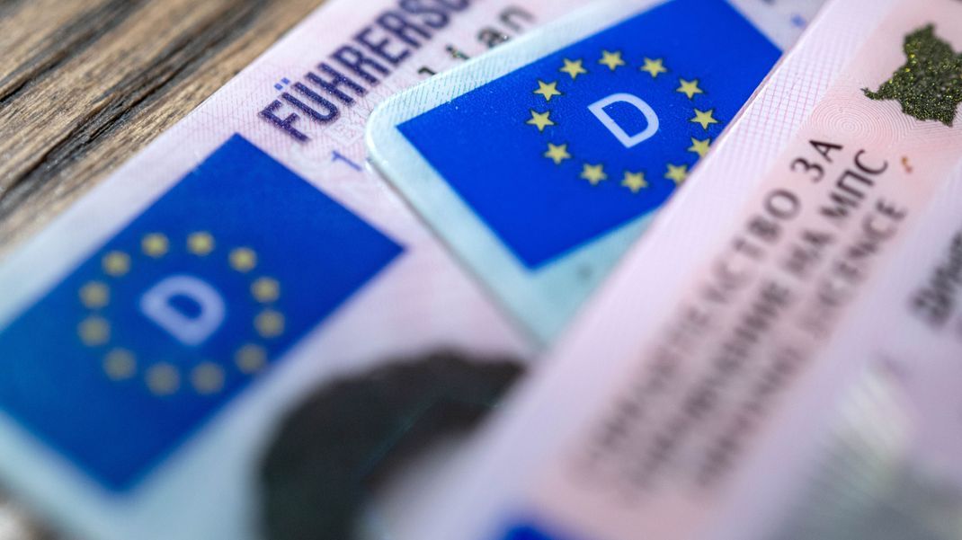 Tauschangebot: Führerschein gegen das 49-Euro-Ticket. (Symbolbild)