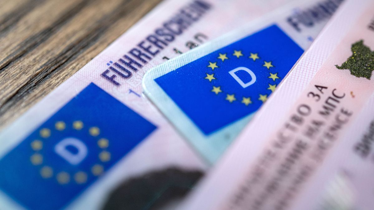 Tauschangebot: Führerschein gegen das 49-Euro-Ticket. (Symbolbild)