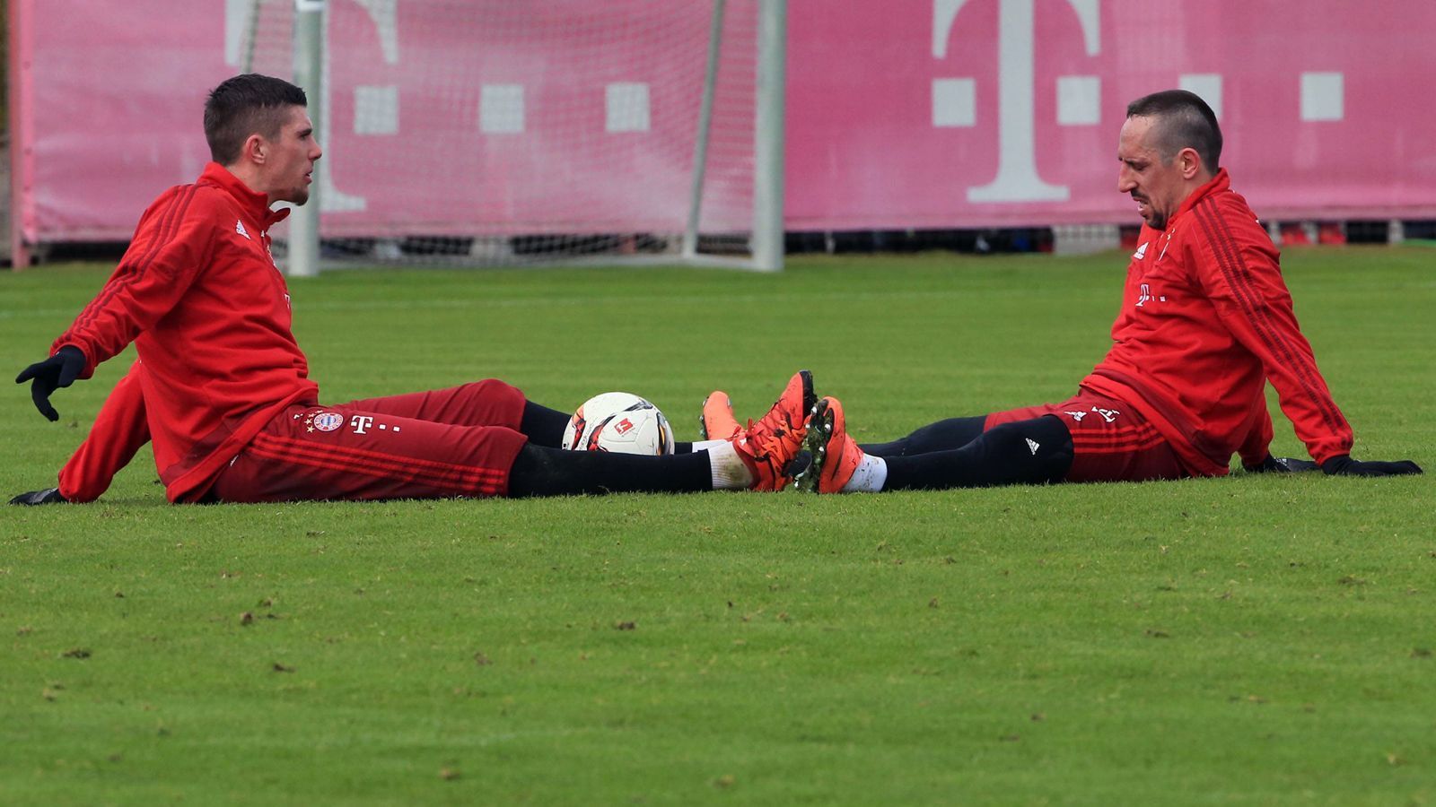 
                <strong>Mit Bruder Steeven beim FC Bayern</strong><br>
                Zwar kein Triple, aber ein Ribery-Double gab es zeitweise an der Säbener Straße. Steeven Ribery (li.) heuerte 2014 in München an und hoffte auf einen ähnlich großen Durchbruch wie sein älterer Bruder Franck. Der Traum vom Bayern-Offensivduo Franck und Steeven Ribery blieb aber ein solcher - Steeven konnte sich bei den Münchner Profis nie durchsetzen.
              