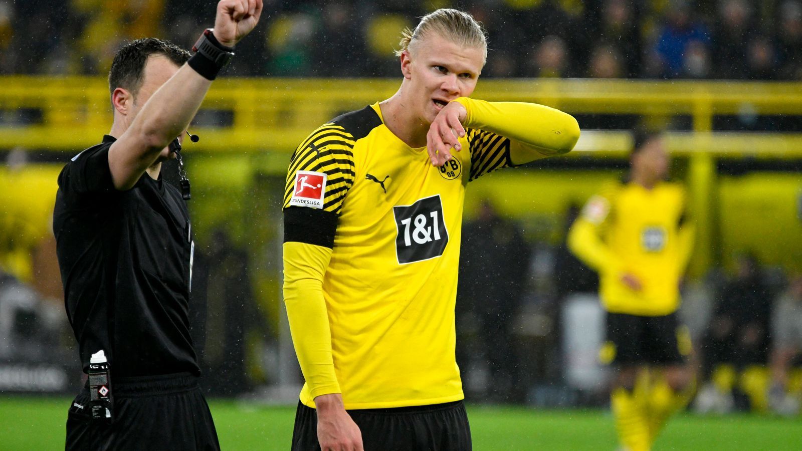 
                <strong>Erling Haaland (Borussia Dortmund)</strong><br>
                "Wenn wir über den Schiedsrichter reden, das war ein Skandal", fasste sich Dortmunds Stürmer Erling Haaland nach dem Schlusspfiff kurz, war aber in seiner Aussage umso deutlicher.
              