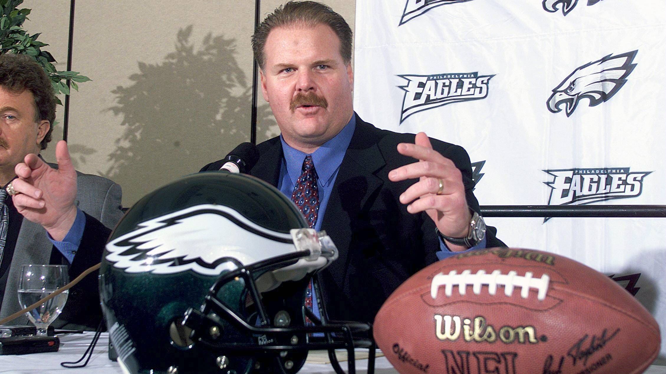 <strong>Erste Head-Coach-Job bei den Eagles</strong><br>Seine erste Saison als Hauptübungsleiter absolvierte Reid 1999 bei den Philadelphia Eagles, die sich nach einer katastrophalen Vorsaison nach einem Neustart sehnten. Doch das erste Jahr zeigte wenig Verbesserung.<br>Am Ende standen fünf Siege und elf Niederlagen zu Buche.