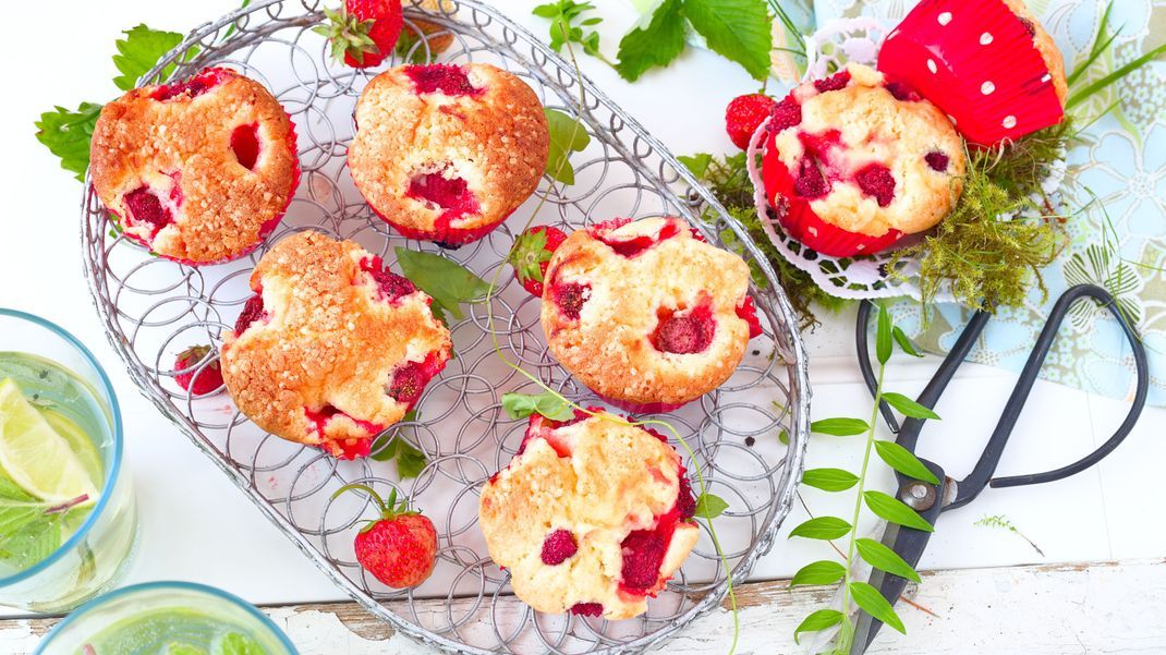 Perfekt für einen Snack auf die Hand, sind diese handlichen Erdbeer-Rhabarber-Muffins.