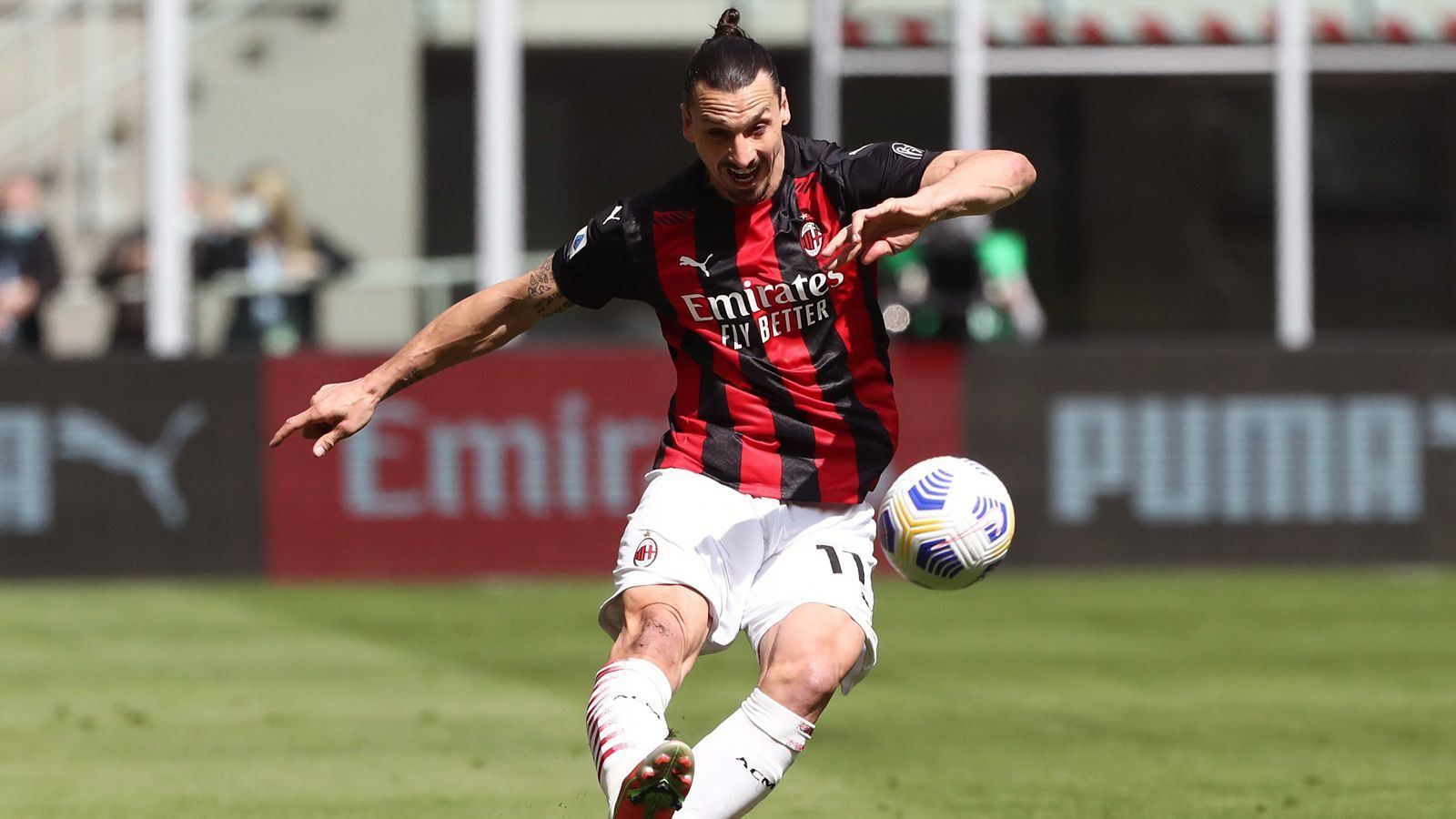 
                <strong>Zlatan Ibrahimovic (AC Mailand)</strong><br>
                Sozusagen der Ur-Klient Raiolas ist Zlatan Ibrahimovic. Bereits im Alter von 20 Jahren begann "Ibras" Koopeartion mit Raiola. Um die bestmögliche Karriere für seinen Klienten zu inszenieren, soll Raiola sogar einen anderen Spieler als eine Art "Versuchskaninchen" eingesetzt haben. Immer einige Zeit vor Ibrahimovic transferierte Raiola den Brasilianer Maxwell zum späteren Verein des Schweden. Dieser sollte dann laut Medienberichten quasi im Auftrag Raiolas die Verhältnisse beim jeweiligen Klub herausfinden und die Infos an Raiola weitergeben. Bei Ajax, Inter, Barcelona und PSG soll das genau so abgelaufen sein. Mittlerweile hat Maxwell seine Karriere beendet, Ibrahimovic spielt hingegen immer noch, verlängerte kürzlich bei AC Mailand.
              