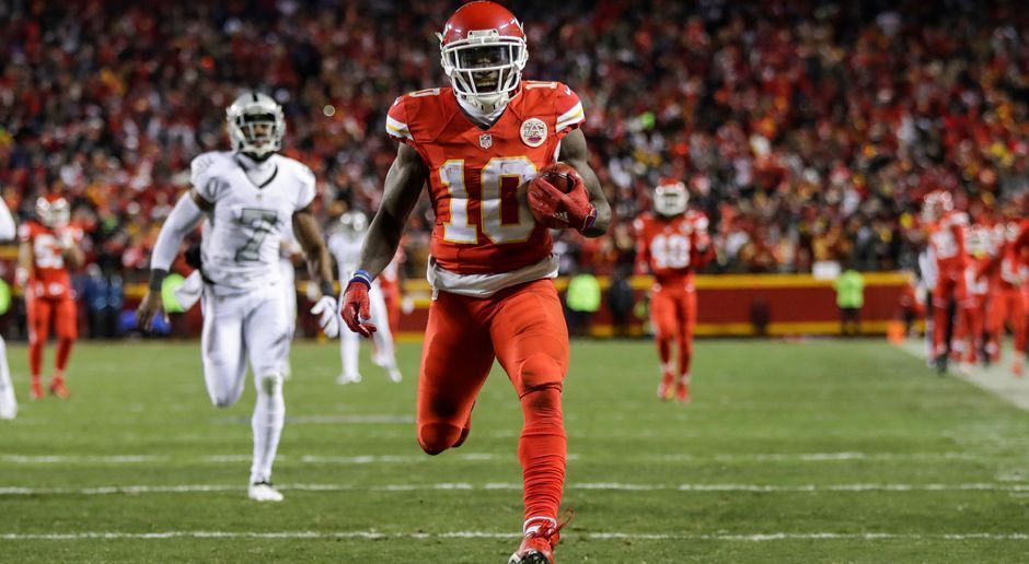 
                <strong>Tyreek Hill</strong><br>
                Beim Sieg der Kansas City Chiefs über die Oakland Raiders feiert auch Tyreek Hill einen persönlichen Erfolg. Mit seinem Punt-Return-Touchdown über 78 Yards schreibt sich der Wide Reciever in die Geschichtsbücher ein. Er ist der erste Rookie der NFL-Geschichte der Touchdowns per Catch, Run, Kickoff- und Punt-Return erzielt.
              