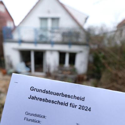 Im Streit um die Zahlung der neuen Grundsteuer rät der Chef des Eigentümerverbandes Haus und Grund, Warnecke, zum Warten auf die neuen Bescheide. 