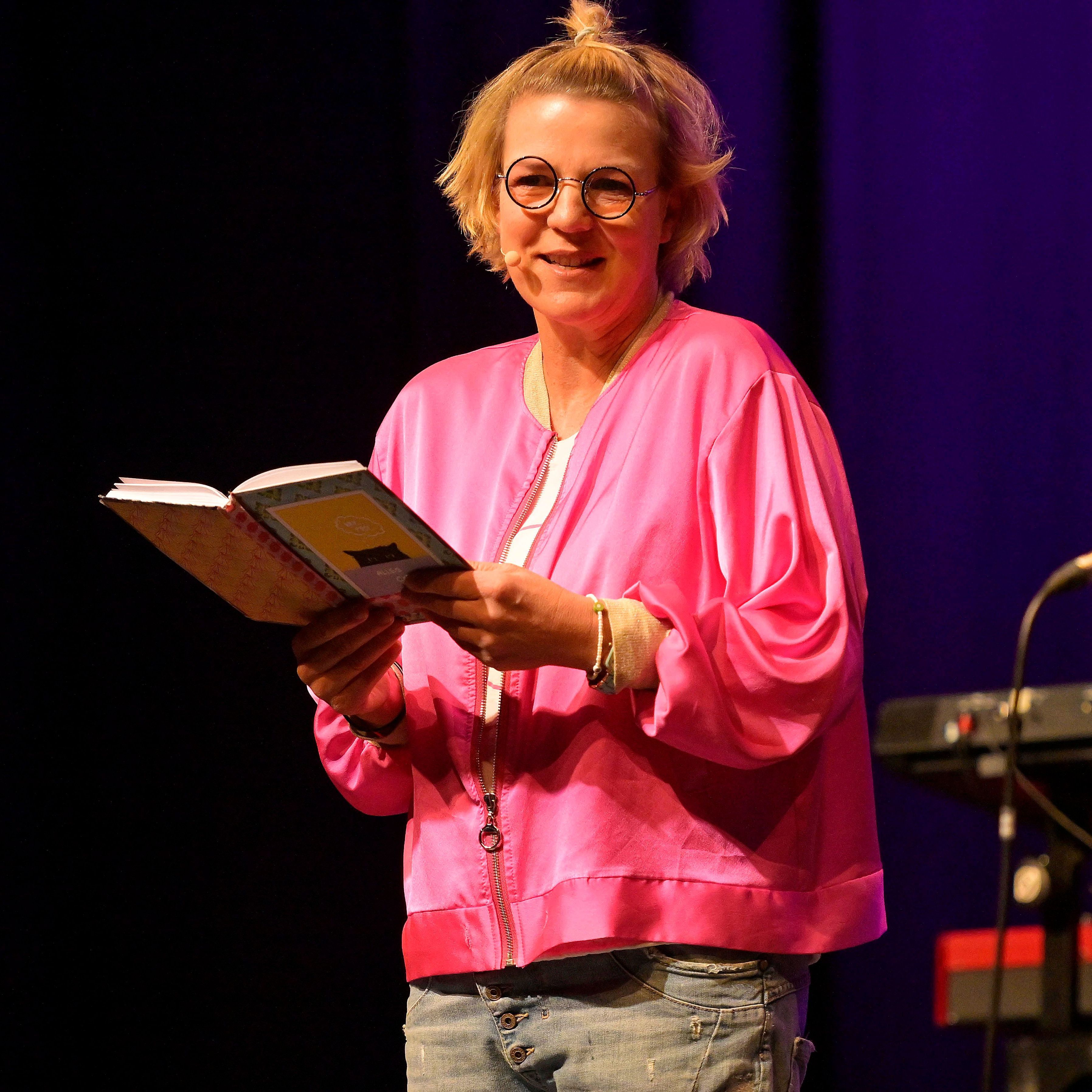 Comedienne Mirja Boes tritt mit ihrem Programm "Arschbombe ole" in der Heilig-Kreuz-Kirche auf am 05.10.2024 in Gelsenkirchen