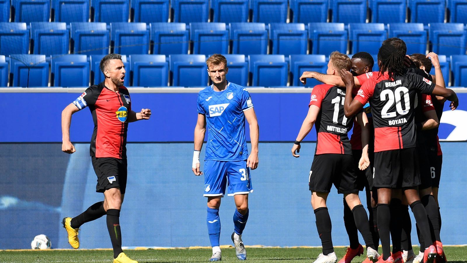 
                <strong>Die kuriosen Bilder des Bundesliga-Restarts</strong><br>
                Doch die DFL-Vorgaben haben sich offenbar nicht bis zum Team von Hertha BSC rumgesprochen. Dort wird nach den Treffern in einer Jubeltraube gefeiert und es gibt zahlreiche Handshakes. Gerade nach dem "Fall Kalou" hätte man wohl anderes erwartet.
              