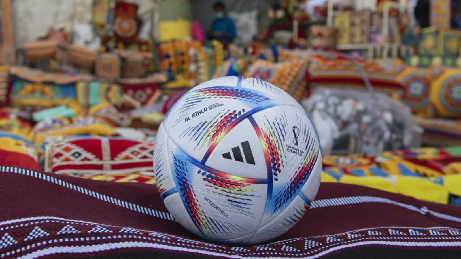 
                <strong>WM 2022 in Katar: Al Rihla</strong><br>
                Das bunte Muster des Balles soll an die Kultur, die Architektur, die typischen Schiffe und die Flagge von Katar erinnern. Sein Name bedeutet auf Arabisch "Die Reise". Zusammengesetzt ist der Ball diesmal aus 20 einzelnen Teilen und erstmals werden nur wasserbasierte Farben und Klebstoffe bei der Produktion eingesetzt.
              