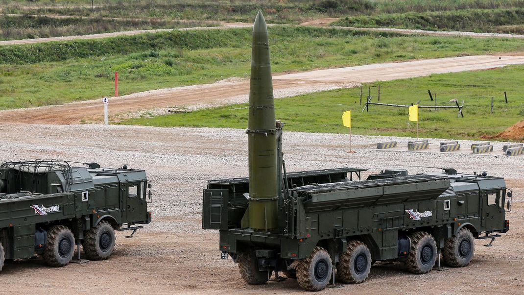 Eine "Iskander-M"-Rakete wird während einer Demonstration des Internationalen Militärtechnischen Forums "ARMY-2016" im "Patriot"-Park der russischen Streitkräfte auf den Abschuss vorbereitet. Diese Raketen&nbsp; können Atomwaffen tragen.