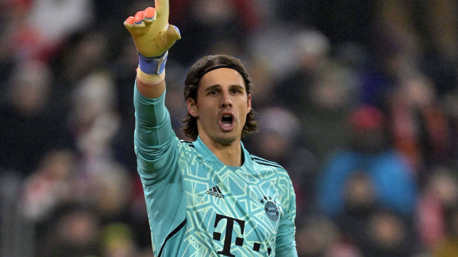 
                <strong>Yann Sommer (FC Bayern München)</strong><br>
                Es ist eine Umstellung für den Ex-Gladbacher, denn als Bayern-Keeper bekommt man in der Regel nur wenig Gelegenheiten, sich auszuzeichnen. Muss nach 25 Minuten gegen Randal Kolo Muani Kopf und Kragen riskieren und hat etwas Glück, dass der Schiedsrichter auf Foul, aber nur auf Gelb entscheidet. Ansonsten kaum geprüft und beim Gegentor chancenlos. ran-Note: 3
              