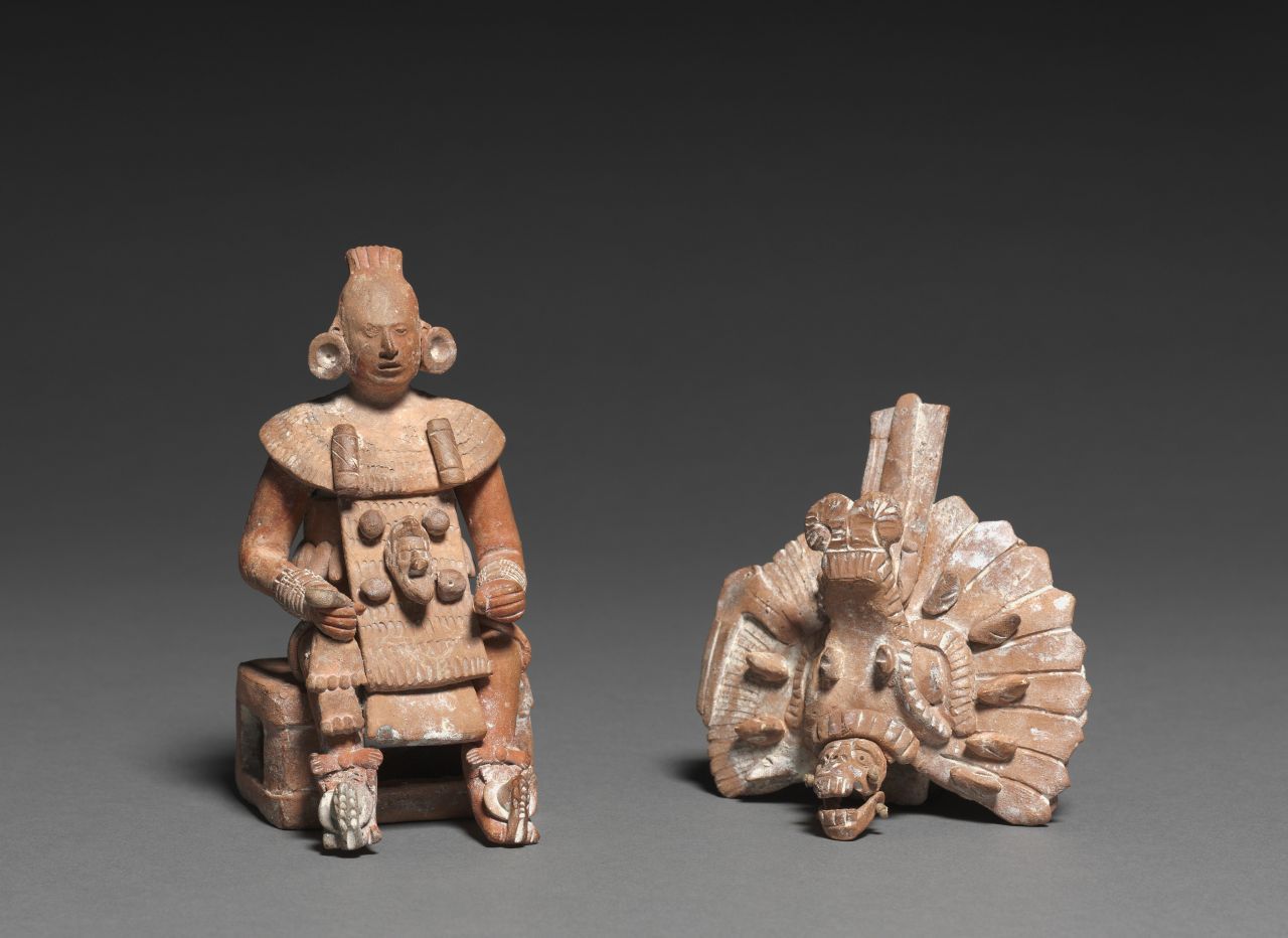 Kunst: Die Maya kannten bereits Keramik. Diese wurde jedoch nicht nur als reiner Gebrauchsgegenstand genutzt, sondern durchaus kunstvoll verziert. Ebenso sind andere Artefakte zur Dekoration, für religiöse Rituale aber auch beispielsweise Wandmalereien und kunstvoll gewebte Stoffe bekannt. Prachtvoller Schmuck wurde ebenso hergestellt. Figürliche Bildhauerei war weit verbreitet und wurde auch in die Architektur mit einbezogen