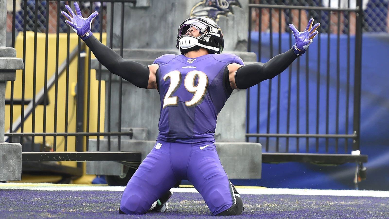 
                <strong>2019 - Baltimore Ravens und Earl Thomas</strong><br>
                Rein sportlich war die Verpflichtung von Earl Thomas durch die Baltimore Ravens die richtige Entscheidung. Vier Jahre und 55 Millionen waren für einen der besten Safetys in der Geschichte der NFL absolut gerechtfertigt, was der damals 30-Jährige in seinem ersten Jahr in Baltimore auch zeigte. Allerdings erwies sich Thomas' Verhalten außerhalb des Spielfeldes als Problem. Im Trainingslager 2020 brachte ein Faustkampf mit Teamkollege Chuck Clark das Fass zum Überlaufen, der Safety wurde entlassen.
              