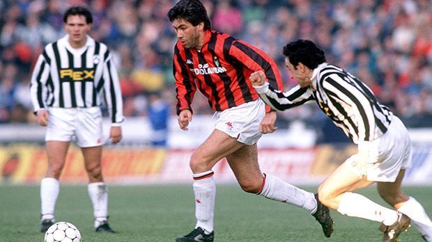 
                <strong>1987-92: Spieler des AC Mailand</strong><br>
                1987-92: Spieler des AC Mailand. Ancelotti gewinnt zwei Jahre in Folge den Europapokal der Landesmeister (1988/89, 1989/90). Hinzu kommen zwei italienische Meisterschaften (1987/88, 1991/92) und je zweimal UEFA Super Cup und Weltpokal. Ancelotti entwickelt sich zum Titelsammler.
              