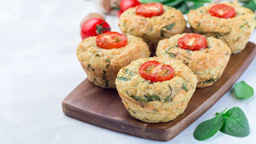 Pizza in Muffinform ist der ideale Snack für Gäste. Und das Beste: Das Rezept ist so einfach, dass Sie für dieses Gericht nicht ewig in der Küche stehen müssen.