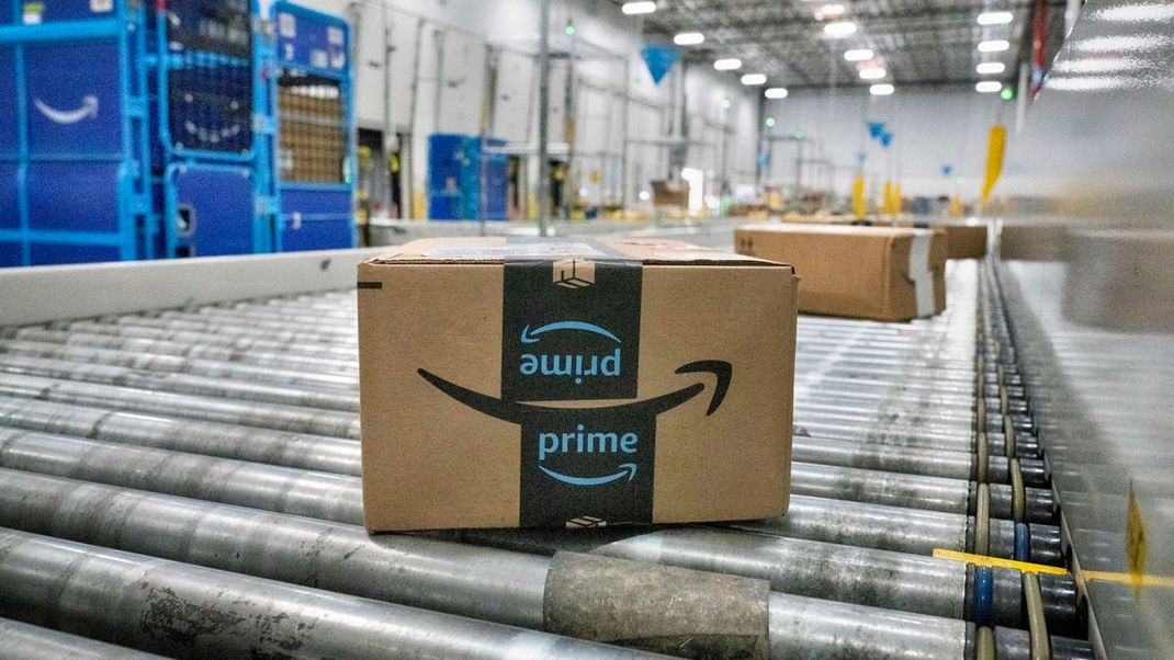Ein Amazon-Paket wie dieses könnte bald teurer werden – der Online-Riese testet neue Regeln für den Gratisversand.