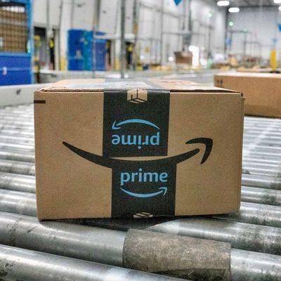 Ein Amazon-Paket wie dieses könnte bald teurer werden – der Online-Riese testet neue Regeln für den Gratisversand.