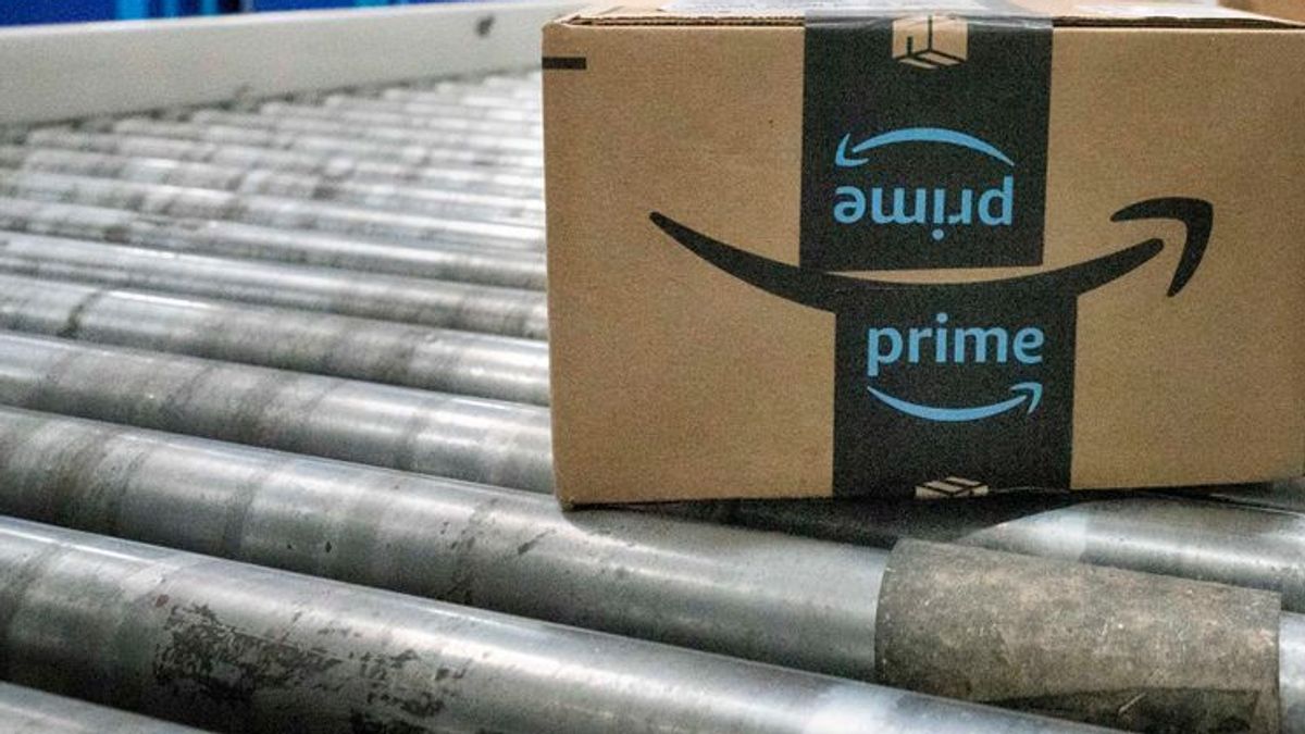 Ein Amazon-Paket wie dieses könnte bald teurer werden – der Online-Riese testet neue Regeln für den Gratisversand.
